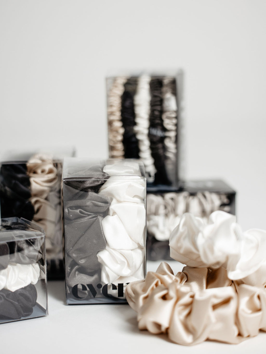 Even this one |  2 stk. 100% mulberry silke elastikker (Antracit, White)