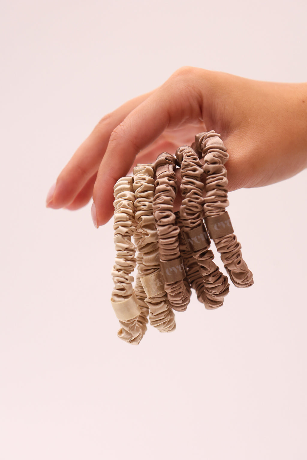 Even this one | 5 stk. mulberry silke elastikker - Beige & Taupe