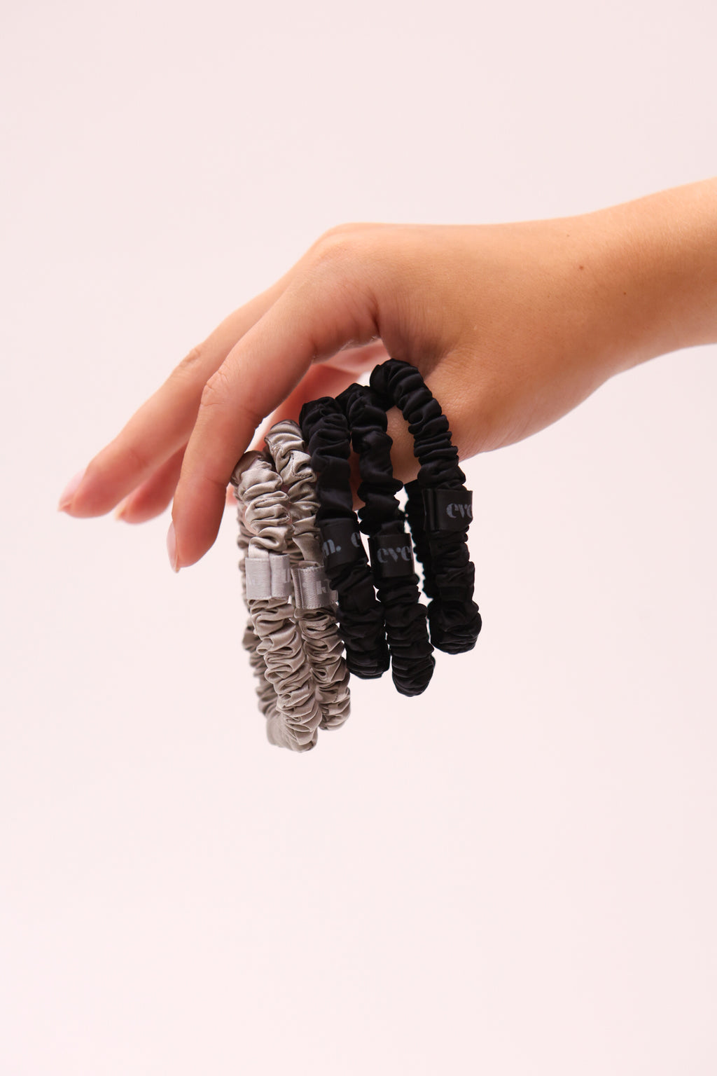 Even this one | 5 stk. mulberry silke elastikker - Black & Light grey