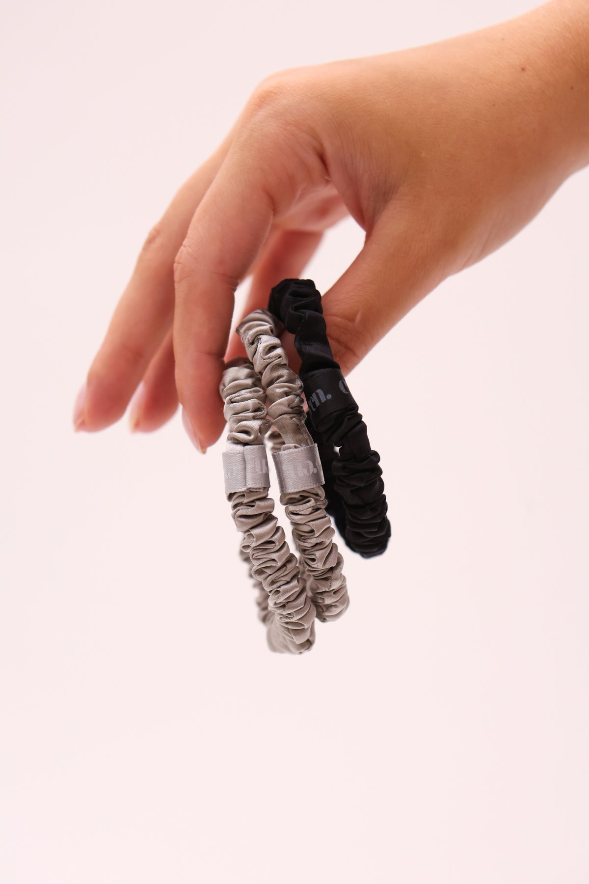 Even this one | 5 stk. mulberry silke elastikker - Black & Light grey