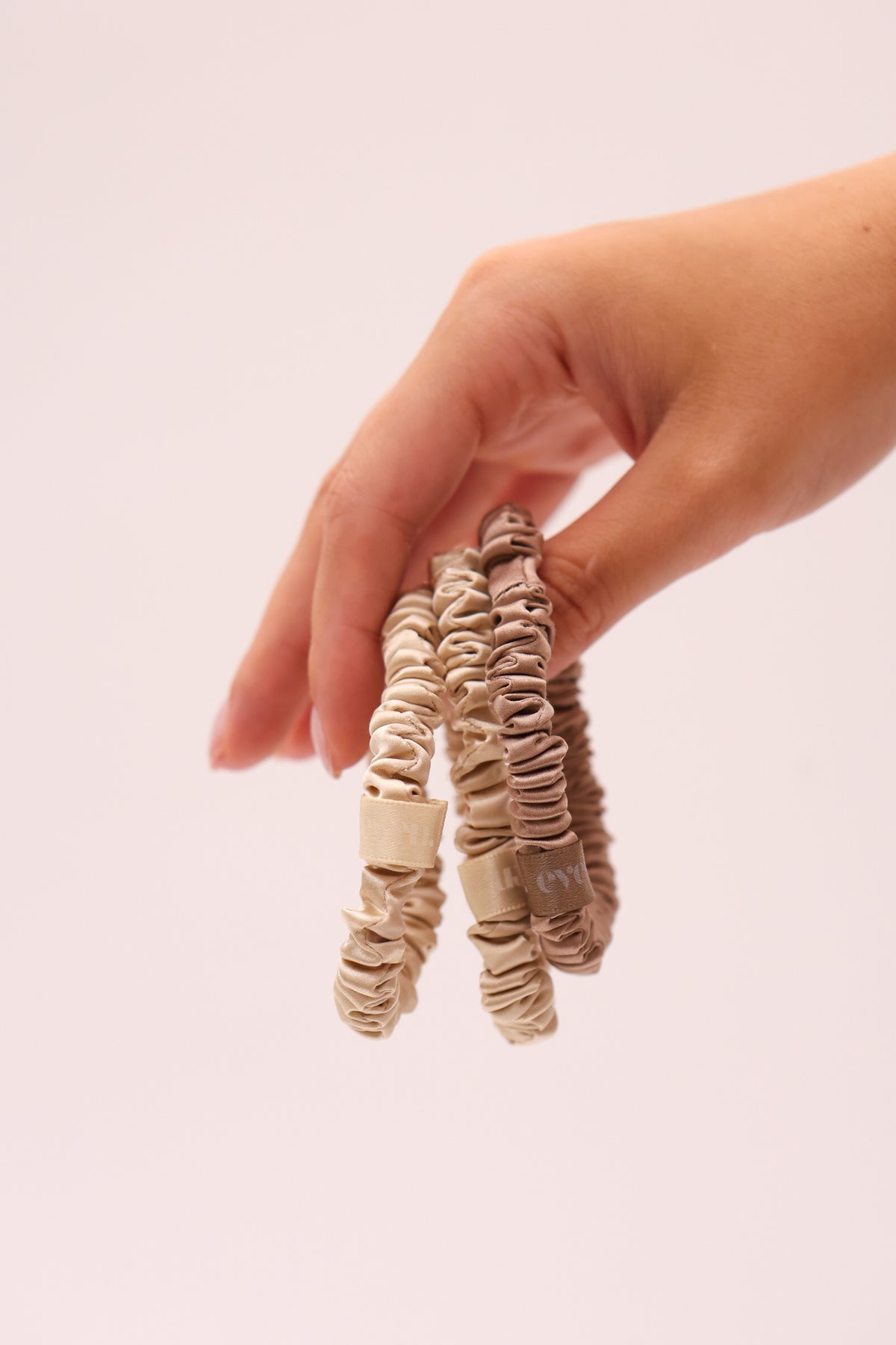 Even this one | 5 stk. mulberry silke elastikker - Beige & Taupe