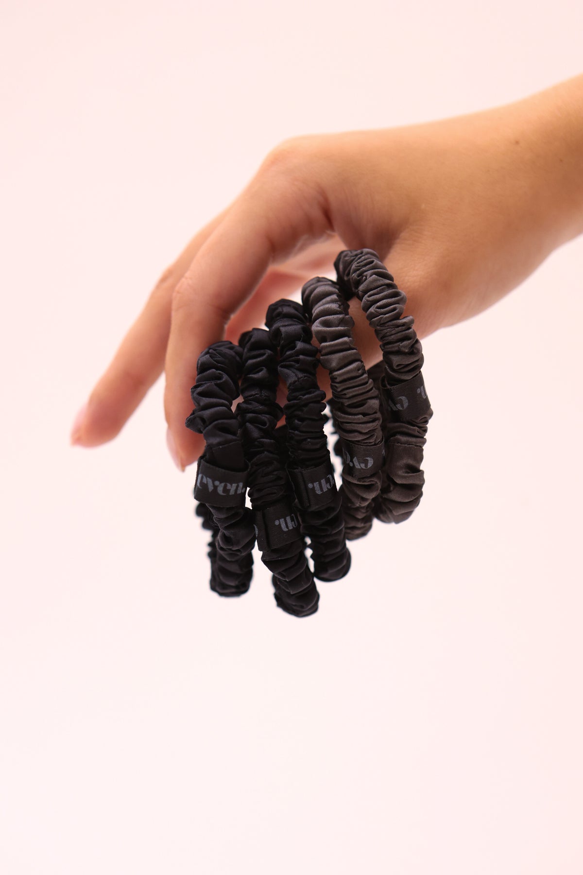 Even this one | 5 stk. mulberry silke elastikker - Black & Dark grey
