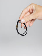 Even this one | Slim hårelastik m. guld detalje - Sort