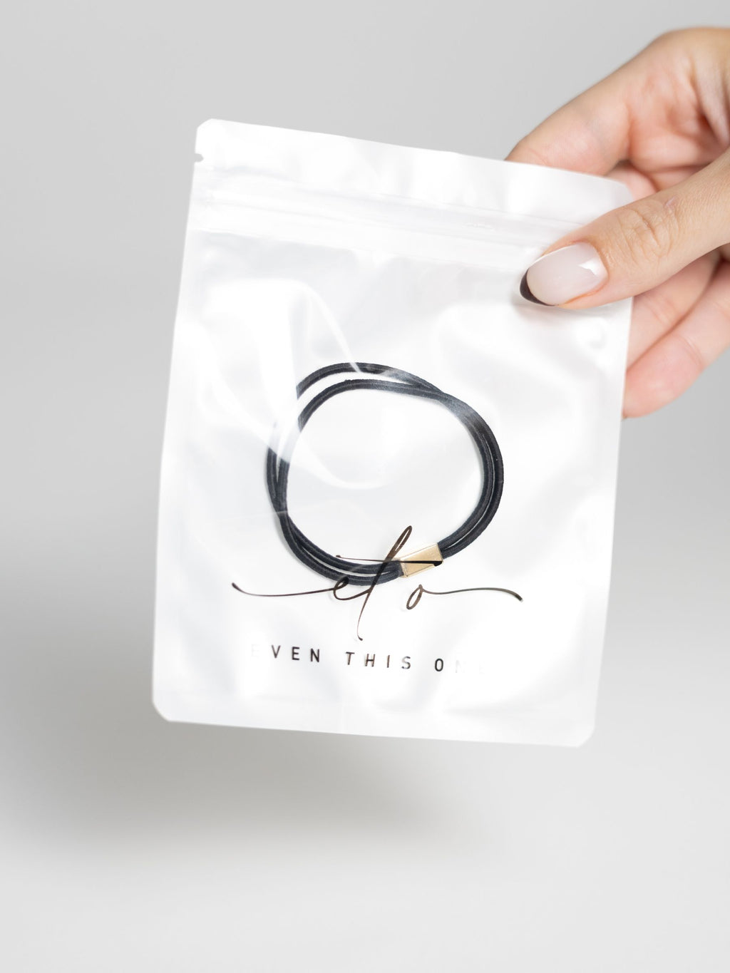 Even this one | Slim hårelastik m. guld detalje - Sort