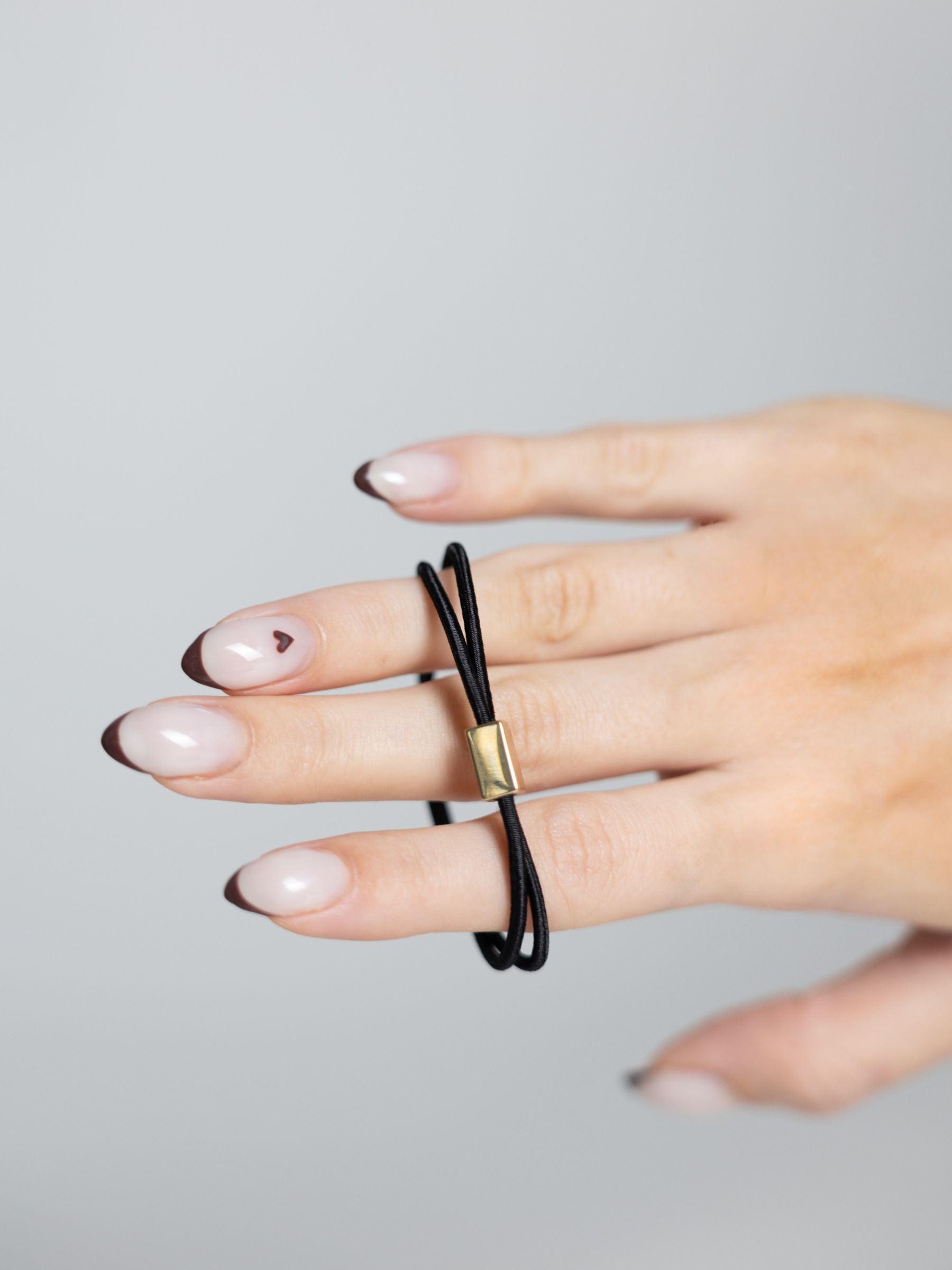 Even this one | Slim hårelastik m. guld detalje - Sort