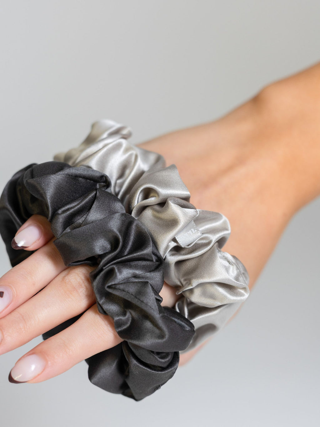 Even this one |  2 stk. 100% mulberry silke elastikker (Grey, Antracit)