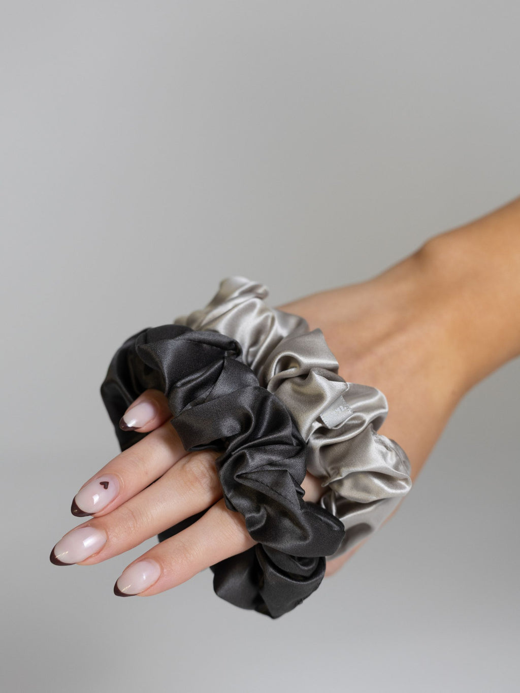 Even this one |  2 stk. 100% mulberry silke elastikker (Grey, Antracit)