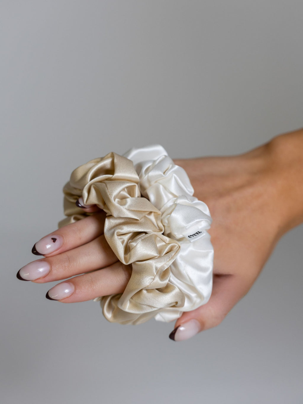 Even this one |  2 stk. 100% mulberry silke elastikker (White, Beige)