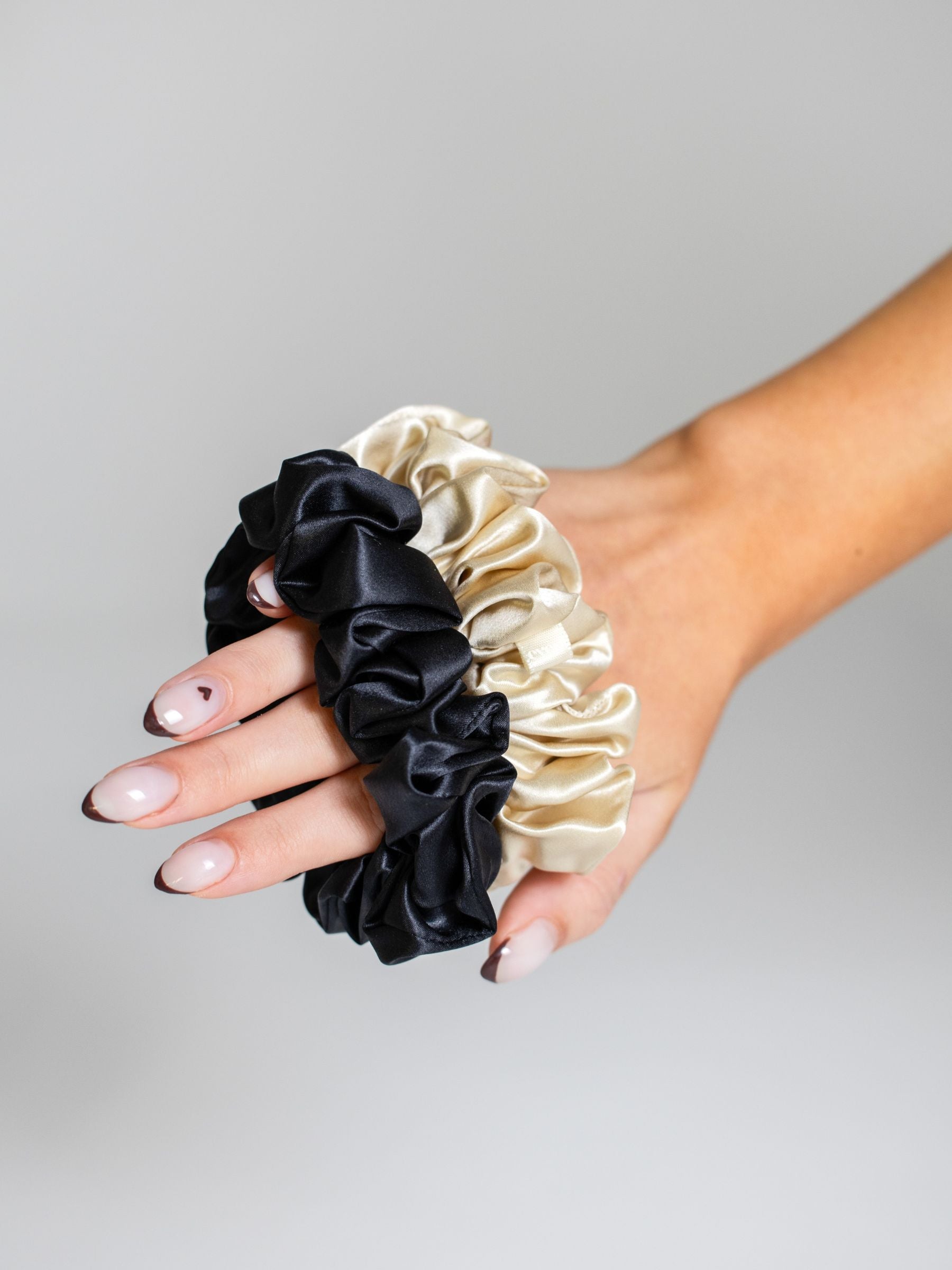 Even this one |  2 stk. 100% mulberry silke elastikker (Black, Beige)