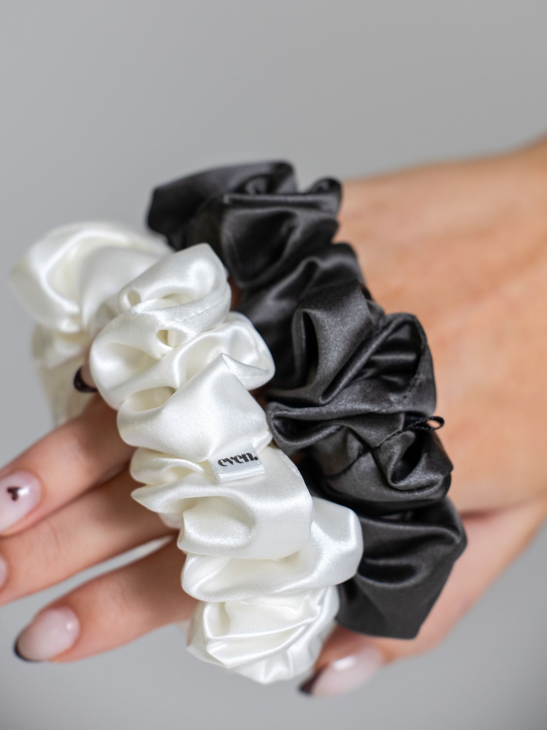 Even this one |  2 stk. 100% mulberry silke elastikker (Antracit, White)