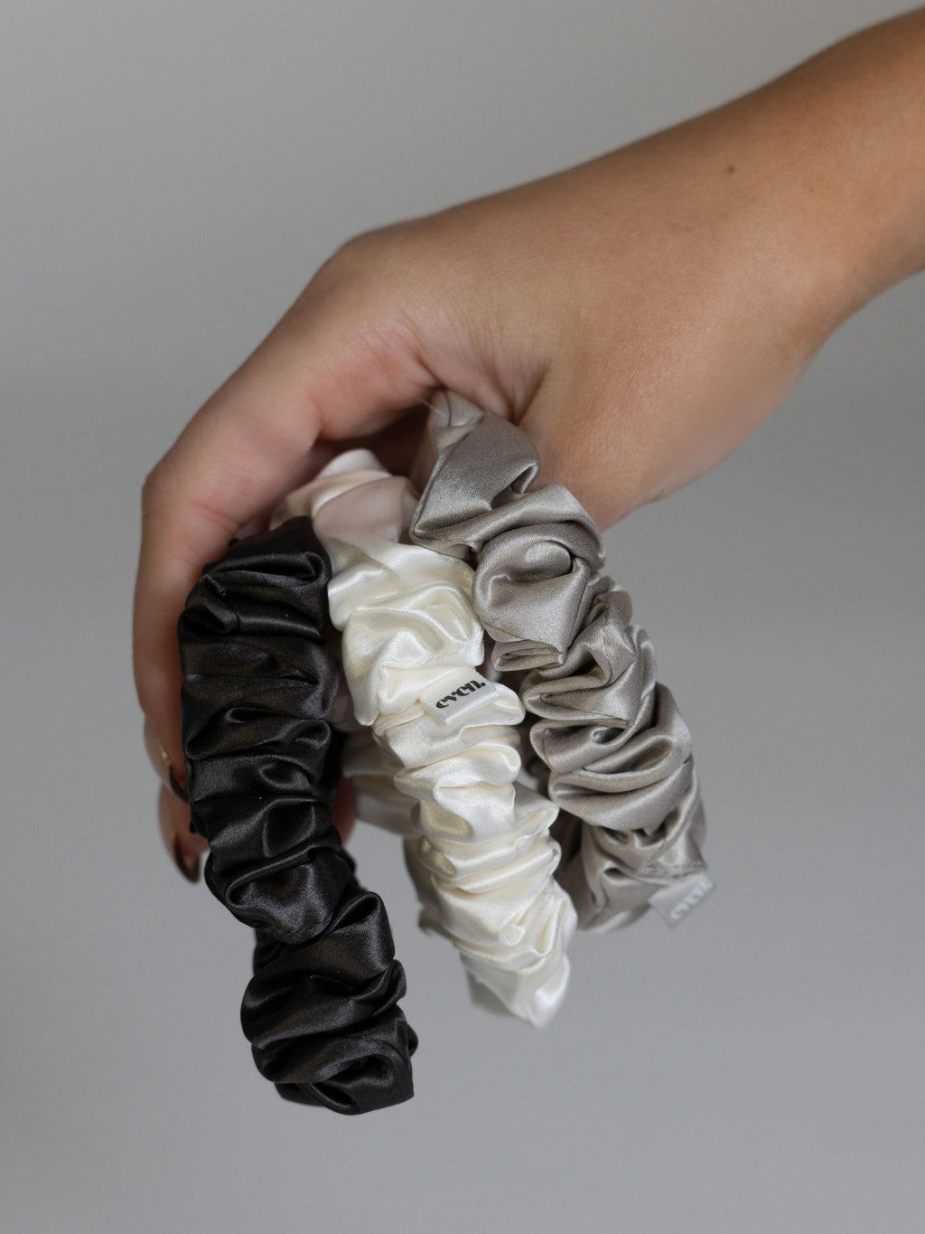 Even this one | 3 stk. 100% mulberry silke elastikker (Grey, white, antracite)