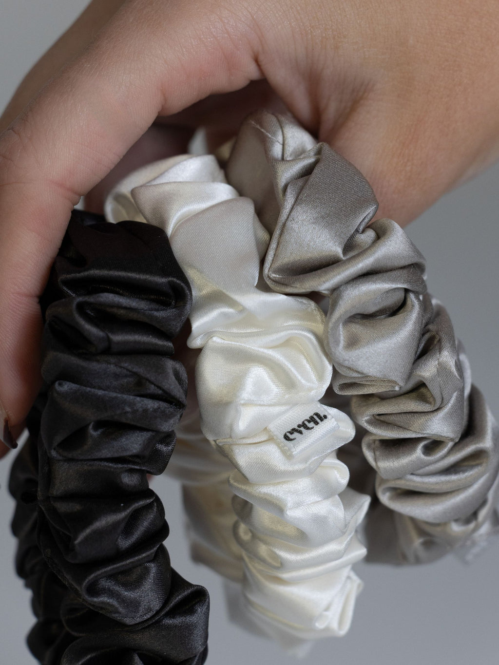 Even this one | 3 stk. 100% mulberry silke elastikker (Grey, white, antracite)