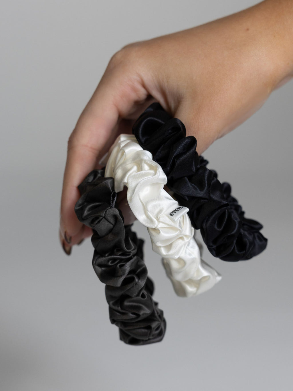 Even this one | 3 stk. 100% mulberry silke elastikker (Antracit, white, black)