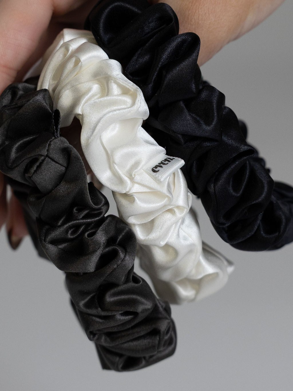 Even this one | 3 stk. 100% mulberry silke elastikker (Antracit, white, black)