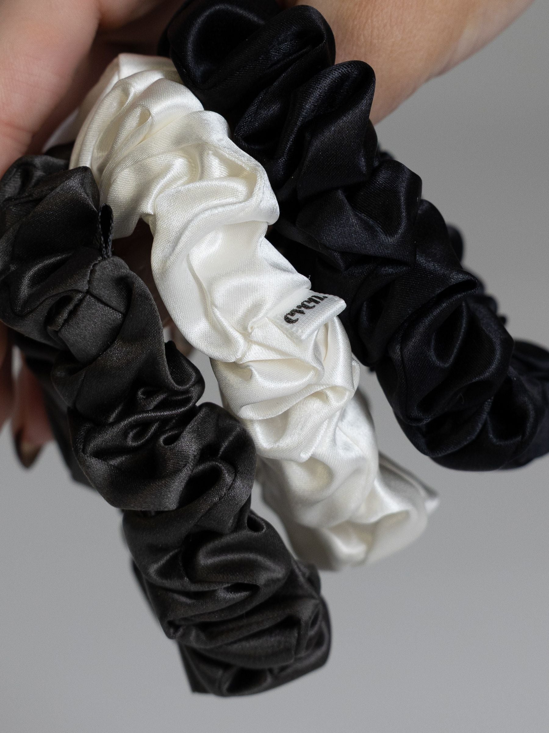 Even this one | 3 stk. 100% mulberry silke elastikker (Antracit, white, black)