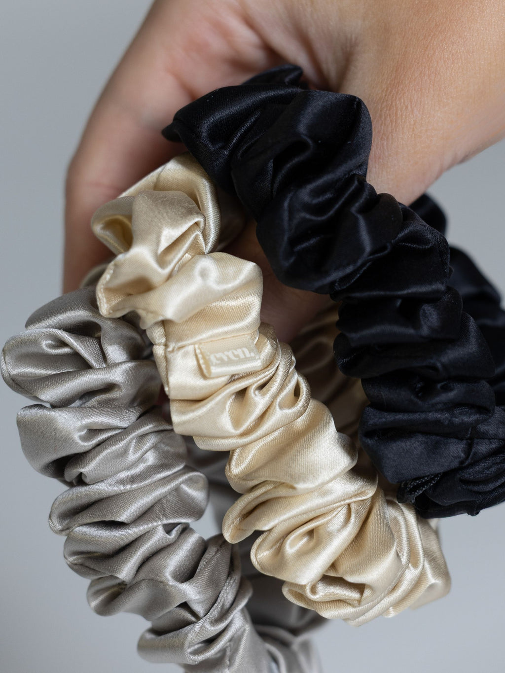 Even this one | 3 stk. 100% mulberry silke elastikker (Grey, beige, black)